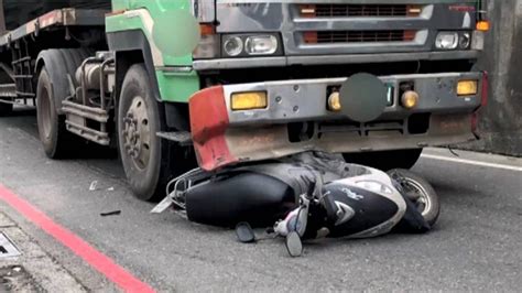 樹林環河路車禍|又是內輪差奪命！單車女遭同向砂石車輾斃 丈夫目睹。